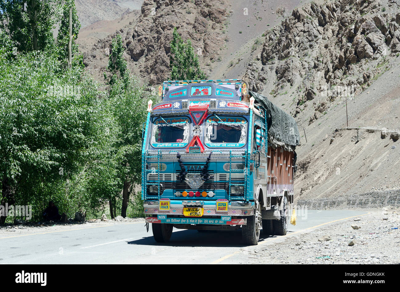 LKW, kunstvoll verzierte Zojila Passstrasse, Leh, Srinagar Straße, Ladakh, Jammu und Kaschmir, Indien Stockfoto