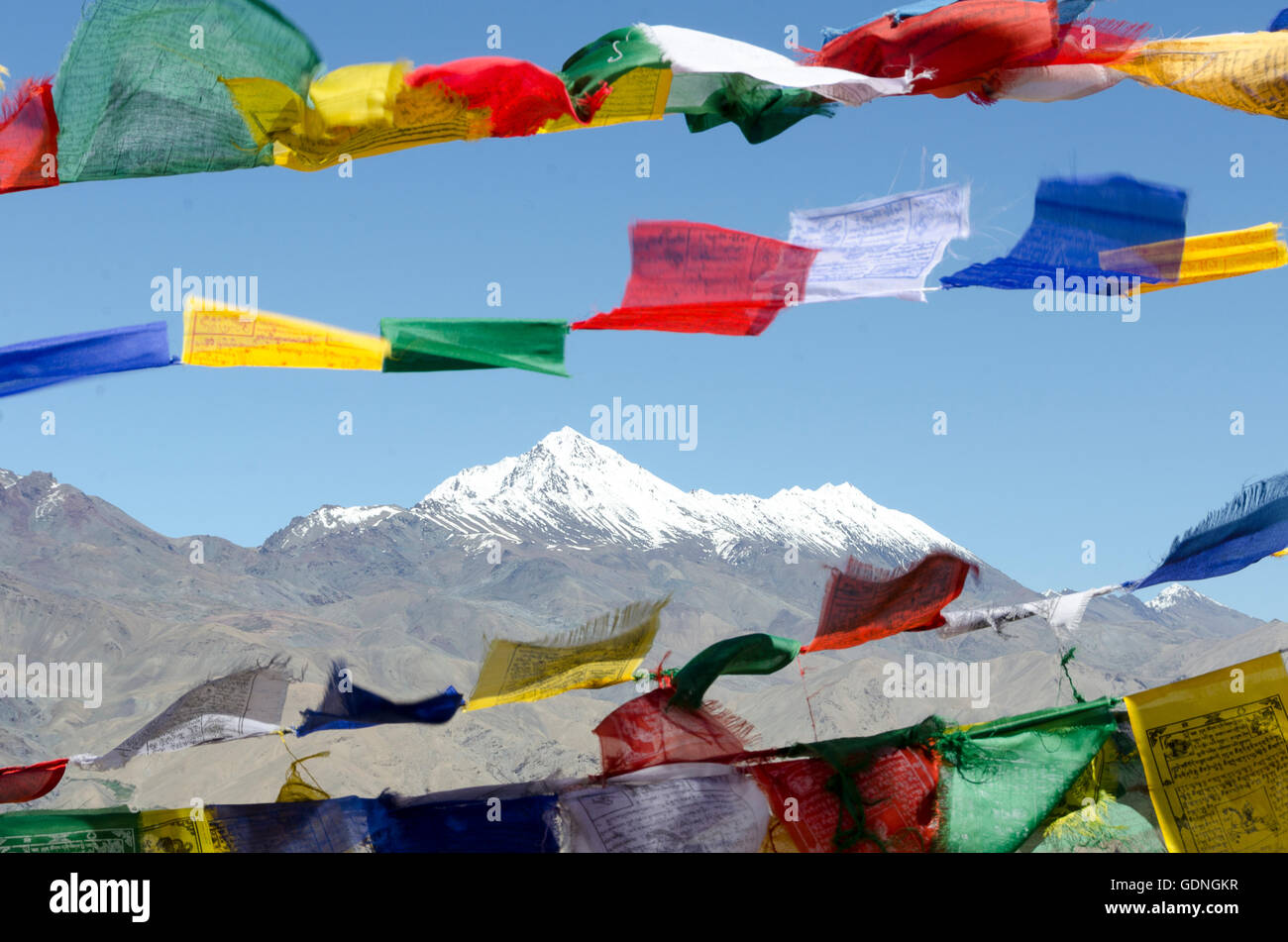 Berge und Gebetsfahnen, Himalaya, Namikala übergeben, in der Nähe von Lamayuru, Leh, Srinagar Straße, Ladakh, Jammu und Kaschmir, Indien. Stockfoto