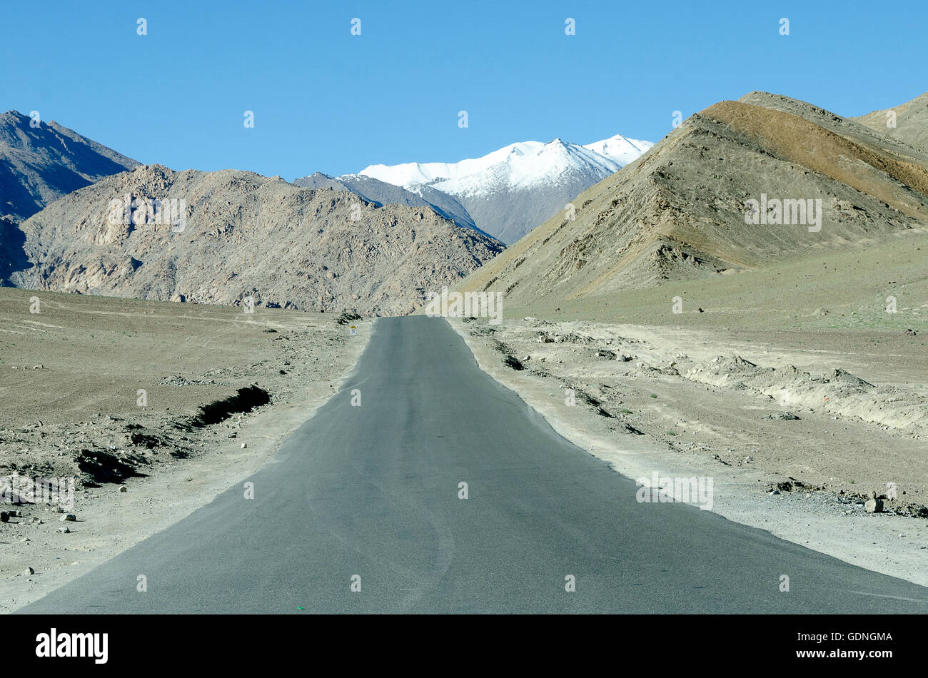 Geradeaus durch Berglandschaft in der Nähe von Leh, Leh, Srinagar Straße, Ladakh, Jammu und Kaschmir, Indien. Stockfoto