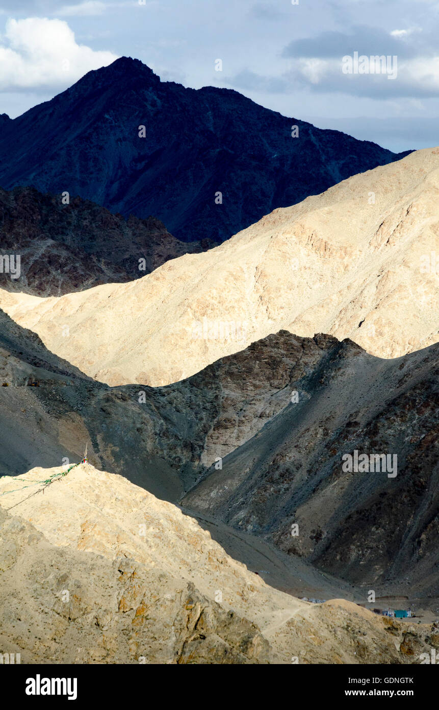 Licht und Schatten auf Bergrücken, Leh, Ladakh, Jammu und Kaschmir, Indien Stockfoto