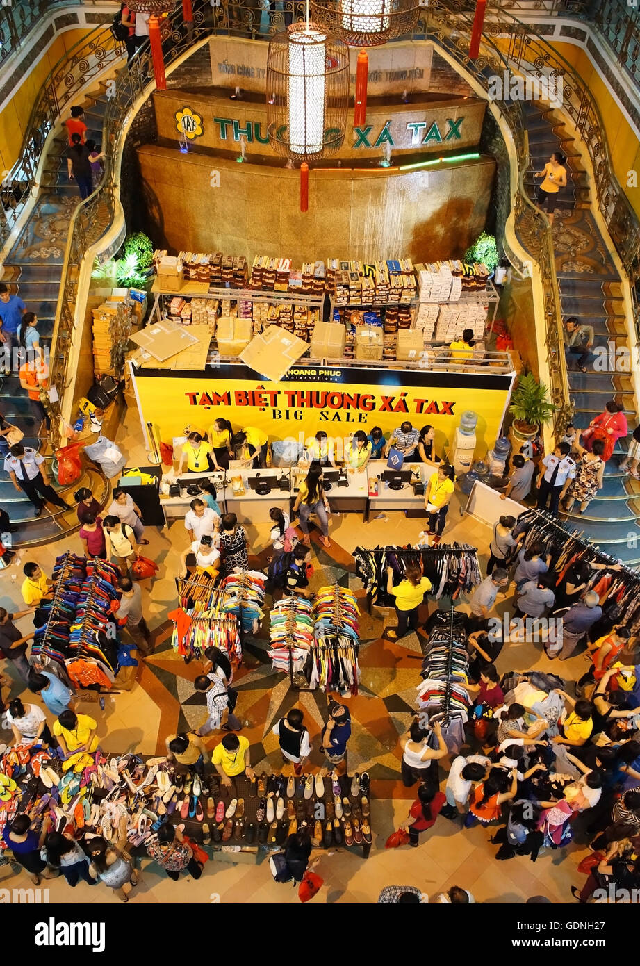 Überfüllt, geschäftige Atmosphäre am Steuer Shoping Centre, Gruppe von Asien Menschen kaufen moderne Kleidung im Verkauf außerhalb der Saison Stockfoto