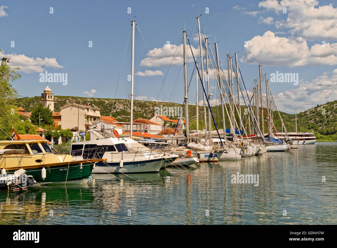 ACI-Marina in der Stadt Skradin, der Fluss Cikola, jenseits von Sibenik und Beginn der Krka Nationalpark, Kroatien. Stockfoto