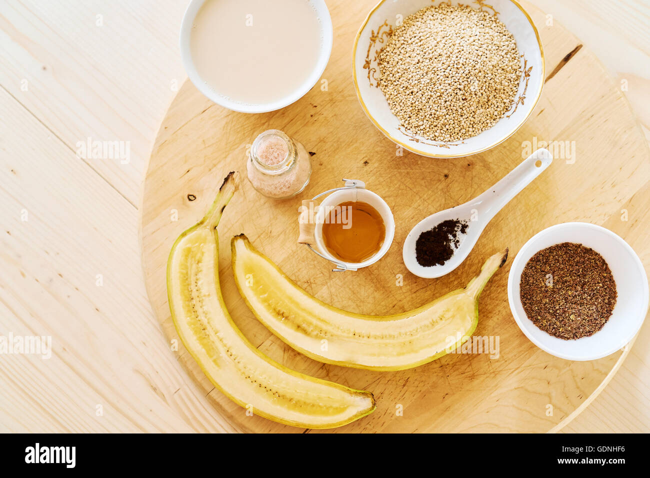 Draufsicht mit Zutaten für eine gesunde Ernährung und Frühstück, mit Bananen, Manuka Honig, Milch und Getreide Stockfoto