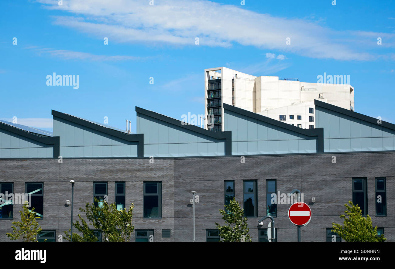 Dach von Leeds College von Gebäude Platz für Text kopieren Stockfoto
