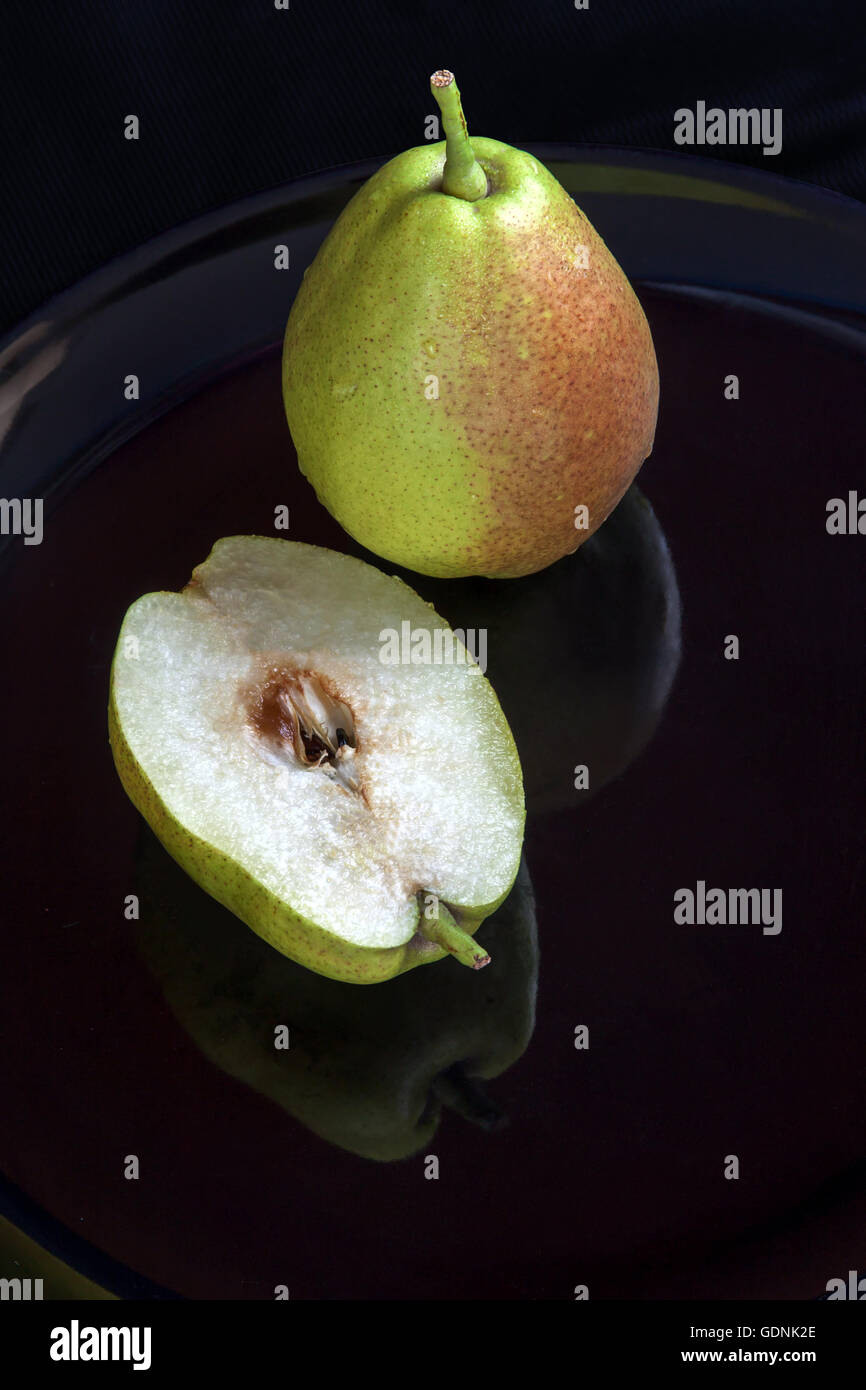 Duftende Birnen. süß duftenden Geschmack und das Aroma auf schwarzem Teller Stockfoto