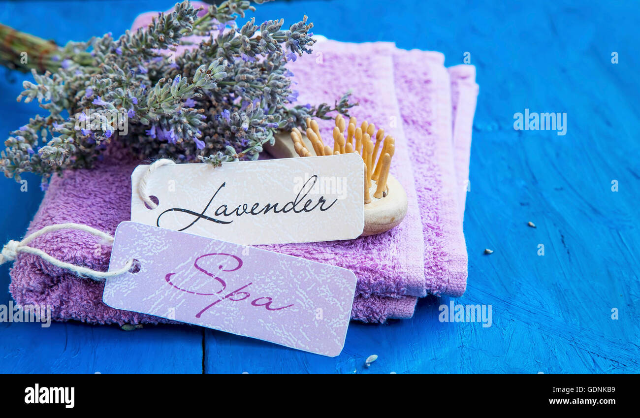 Lavendel Spa Stillleben mit Etiketten auf Baumwollhandtücher und Lavendel Blumen Haufen Stockfoto