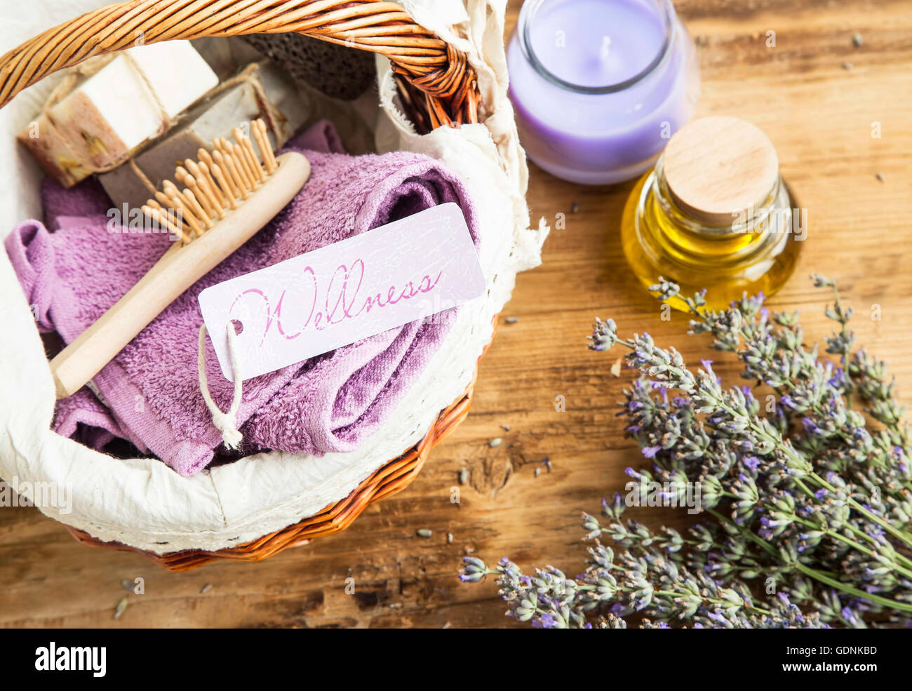 Wellness- und Spa-Elemente mit Lavendel Kräuter, Öl, Kerze, Handtücher und hausgemachte Seifenkorb Stockfoto