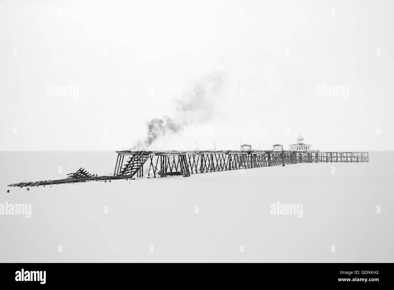 Letzten Tage der Herne Bay Pier nach einem großen Brand und Sturm beschädigt Kent England der 1960er Jahre Stockfoto