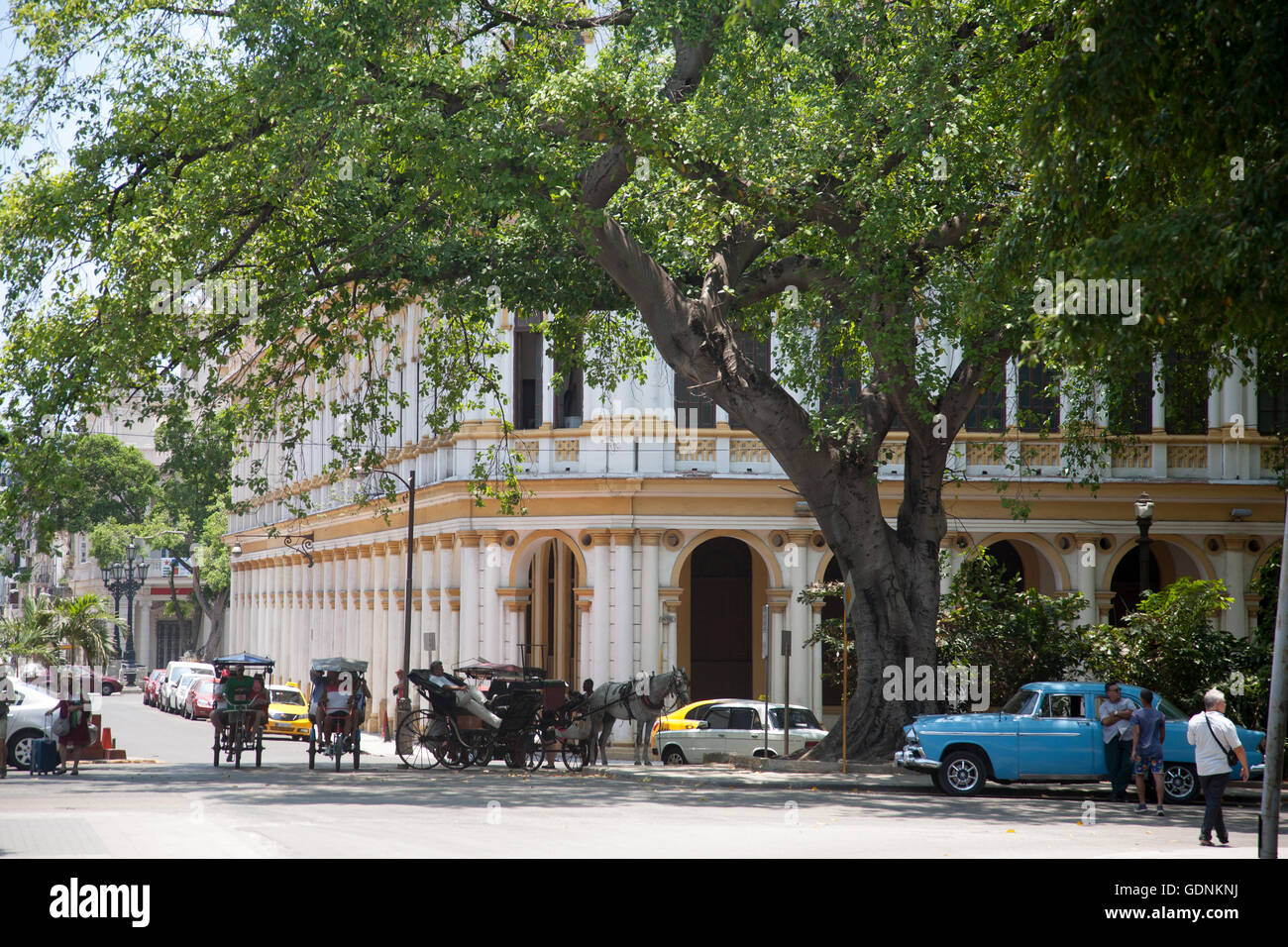 Steet Szene mit Oldtimer, Pferd und Wagen und Rikschas in der Innenstadt von Habana Vieja, Havanna, Kuba Stockfoto