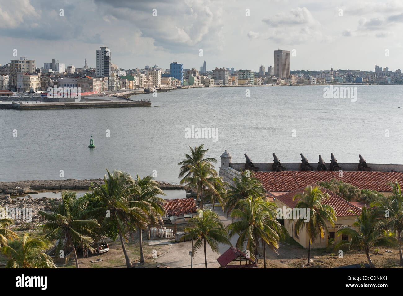 Die Festung und die Uferpromenade Malecon beiderseits des Eingangs zum Hafen von Havanna, Kuba Stockfoto