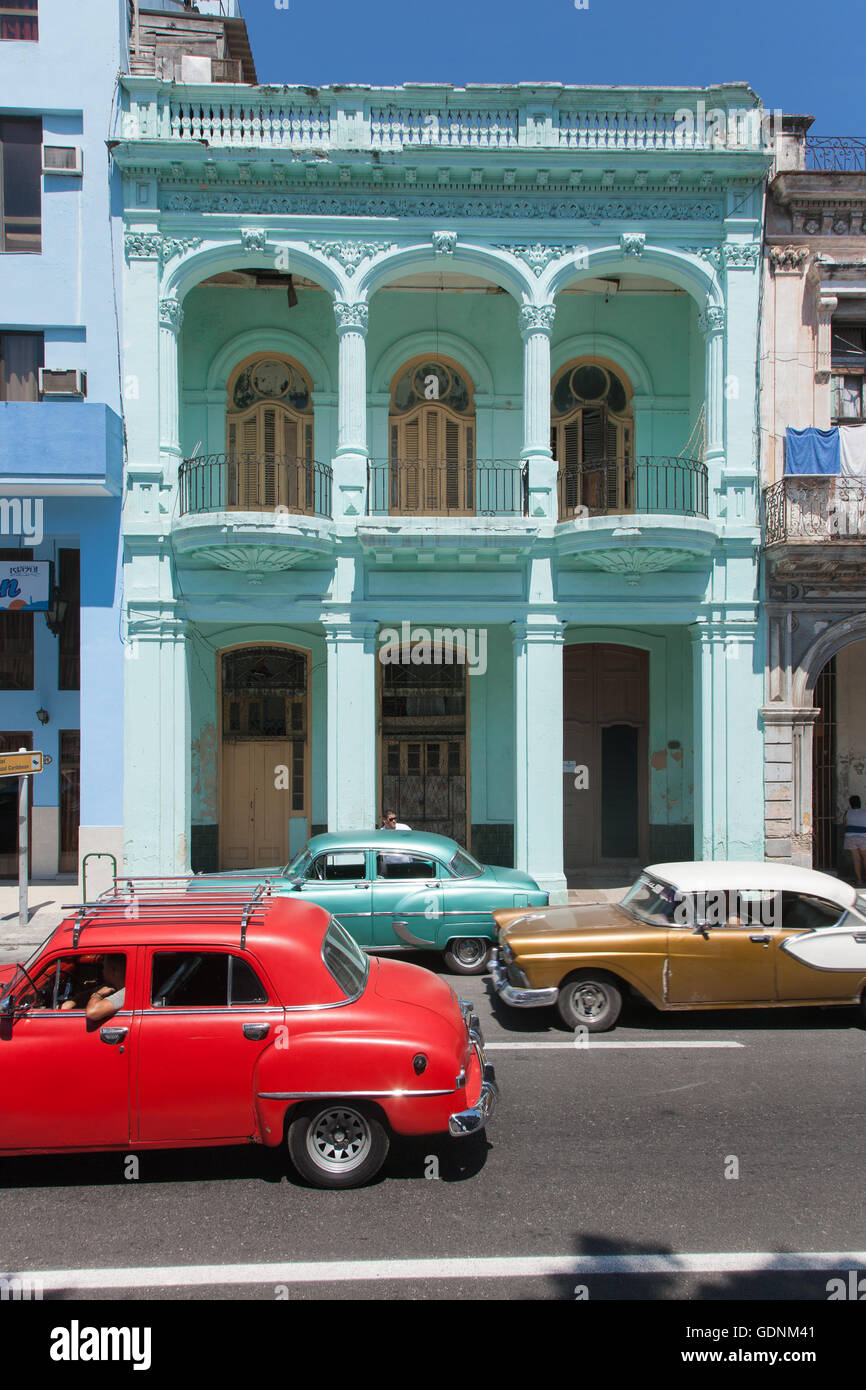 Gebäude und classic Cars am Paseo de Marti, Habana Vieja, Havanna, Kuba Stockfoto