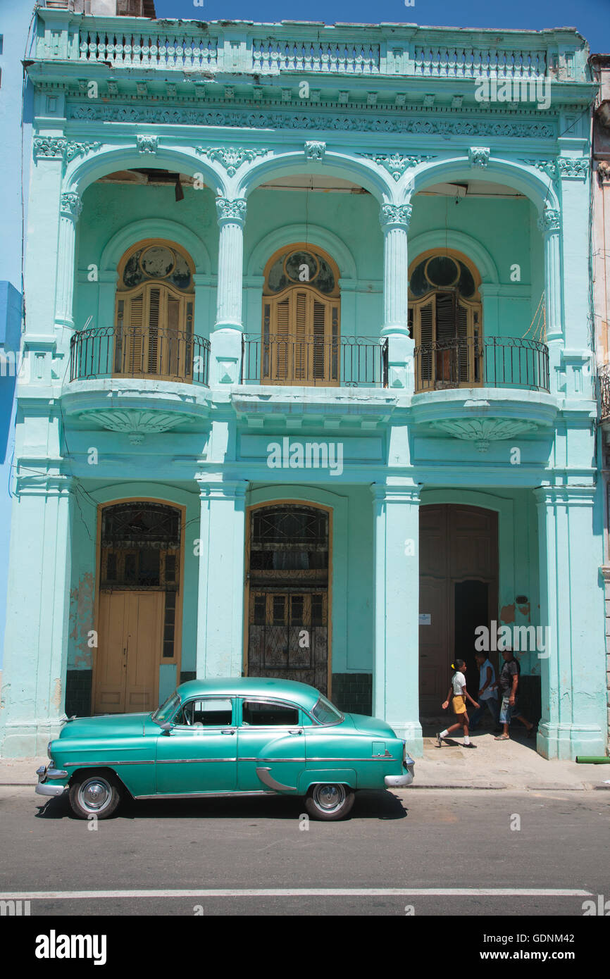 Green Building und 1950er Jahren Oldtimer am Paseo de Marti, Habana Vieja, Havanna, Kuba Stockfoto