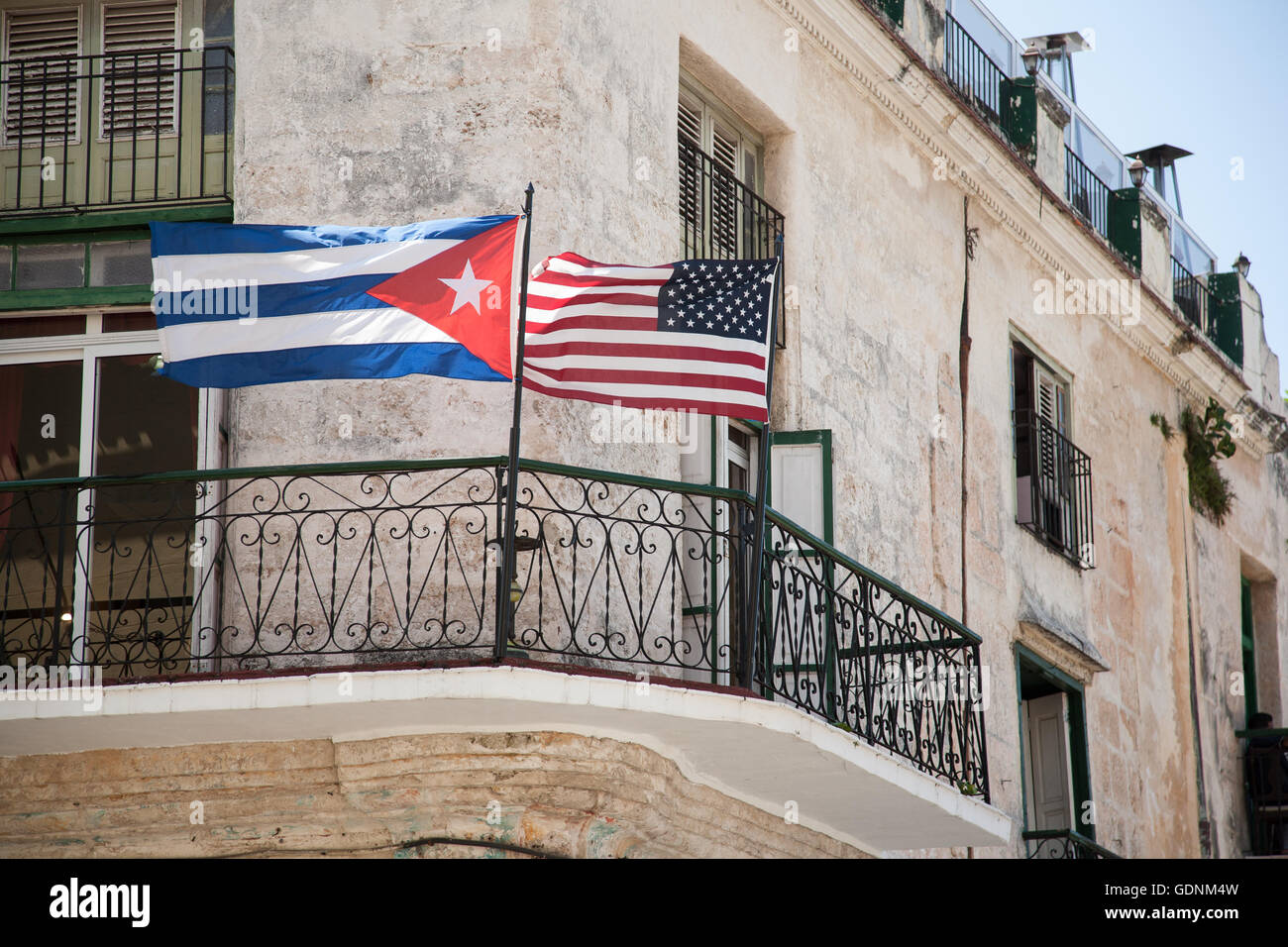 Die amerikanischen und kubanischen Nationalflaggen auf einem Balkon in Havanna, Kuba Stockfoto