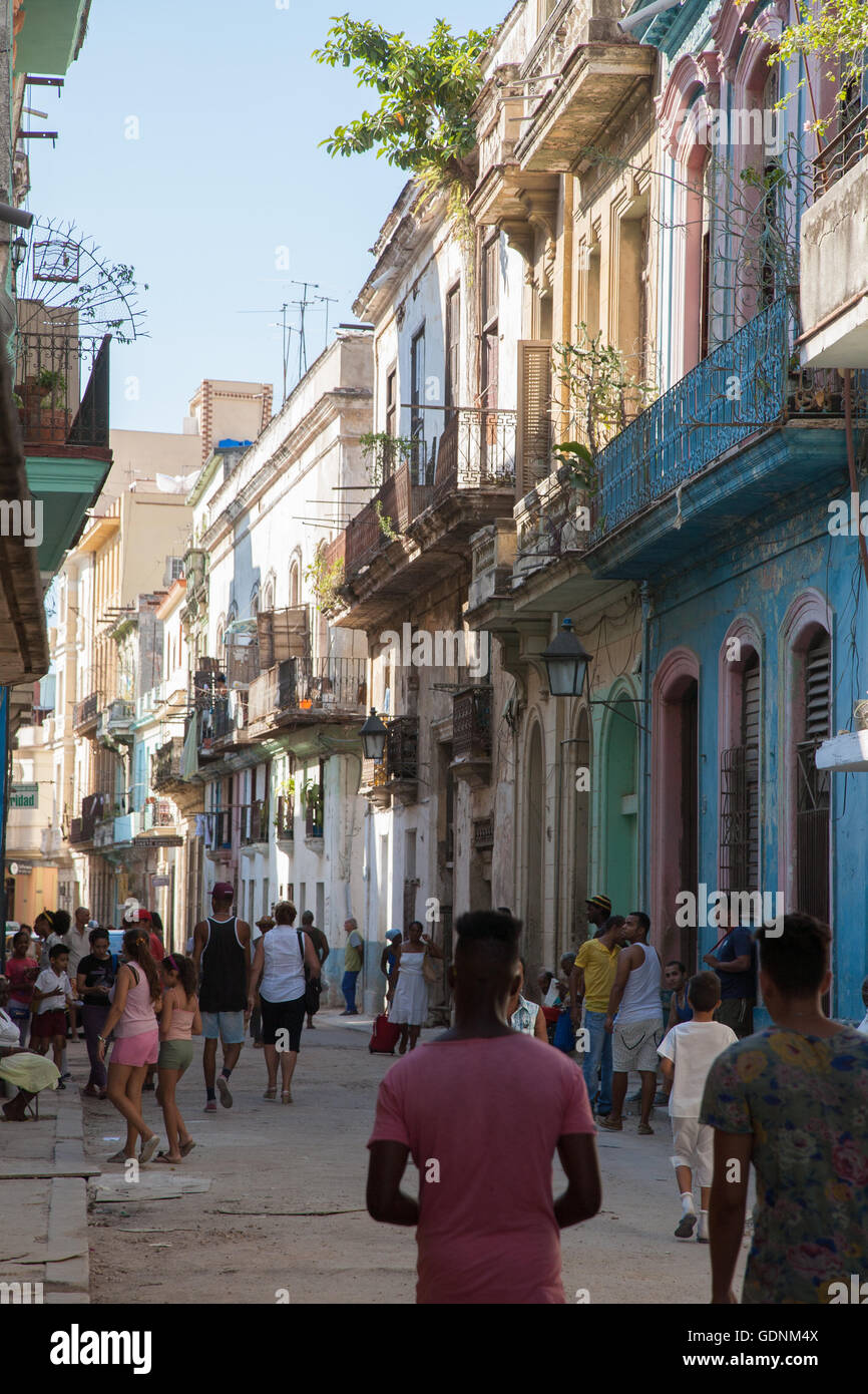 Beschäftigt Straßenszene in Habana Vieja, Havanna, Kuba Stockfoto