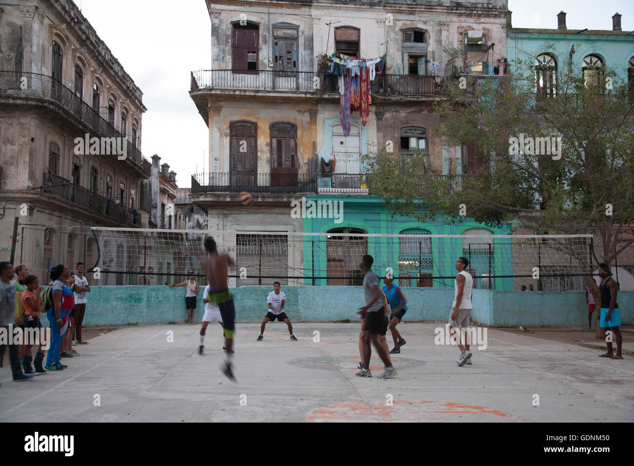 Junge Männer Abend spielen Volleyball gespielt wird in einem Quadrat auf Calle Lamparilla in Alt-Havanna, Havanna, Kuba Stockfoto