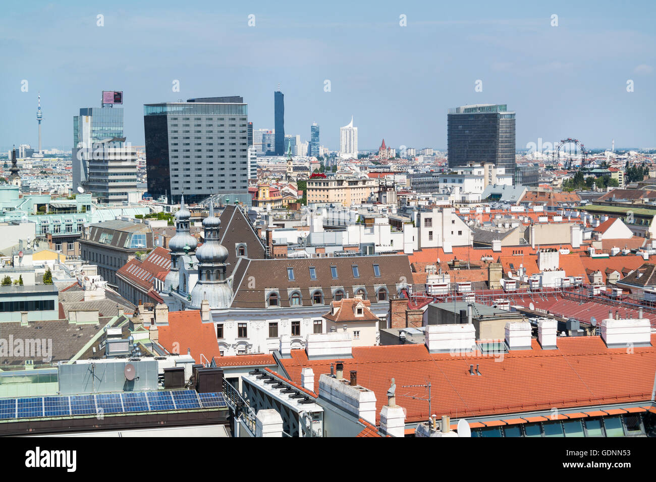 Panorama aus Norden Turm des Stephansdom in Wien: Donauturm, Media Tower, Design-Tower, DC Tower, IZD Tower und Stockfoto