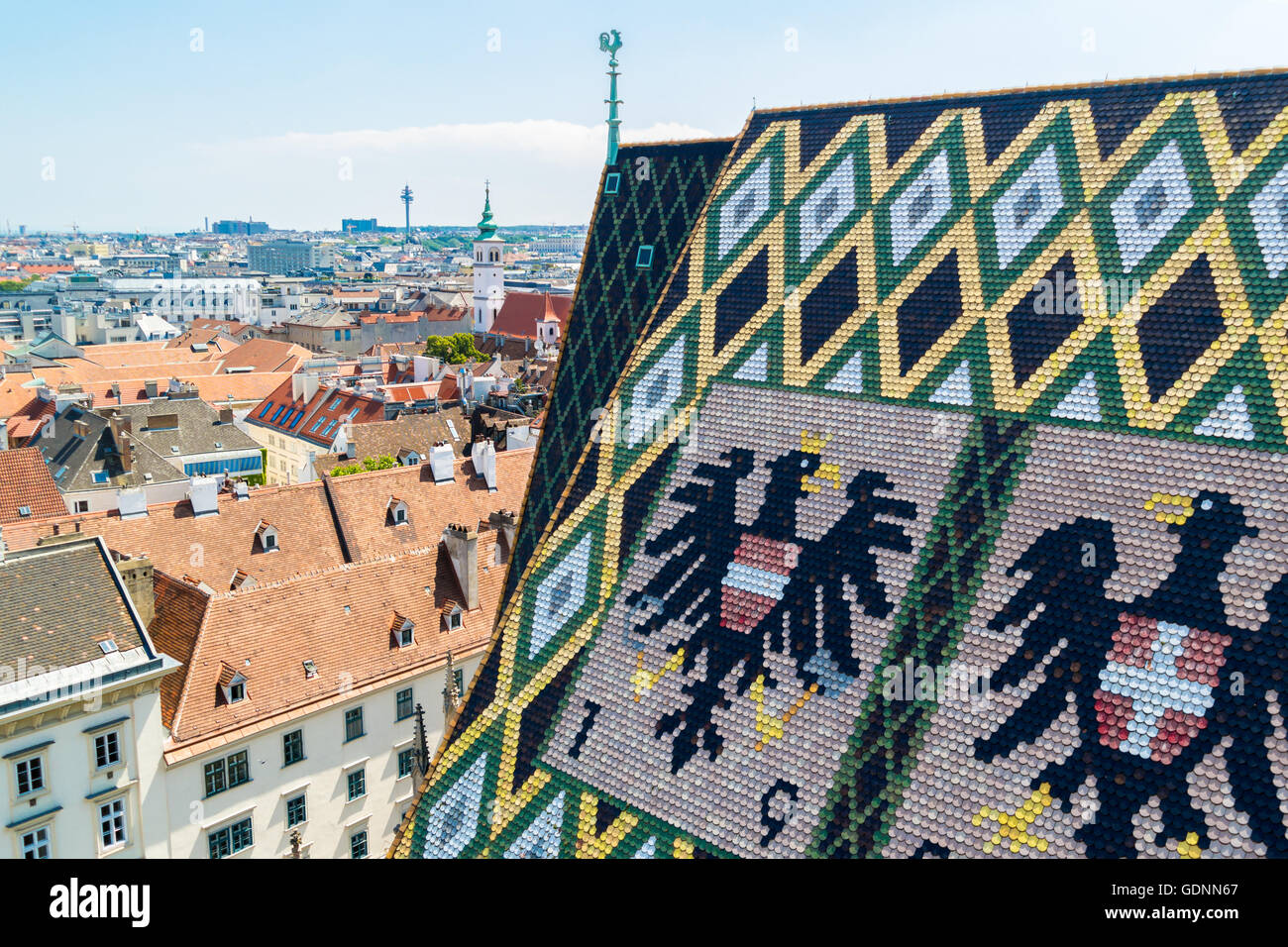 Panorama aus Nord-Turm und Dachziegel der Stephansplatz, Stephansdom, Vienna Stockfoto