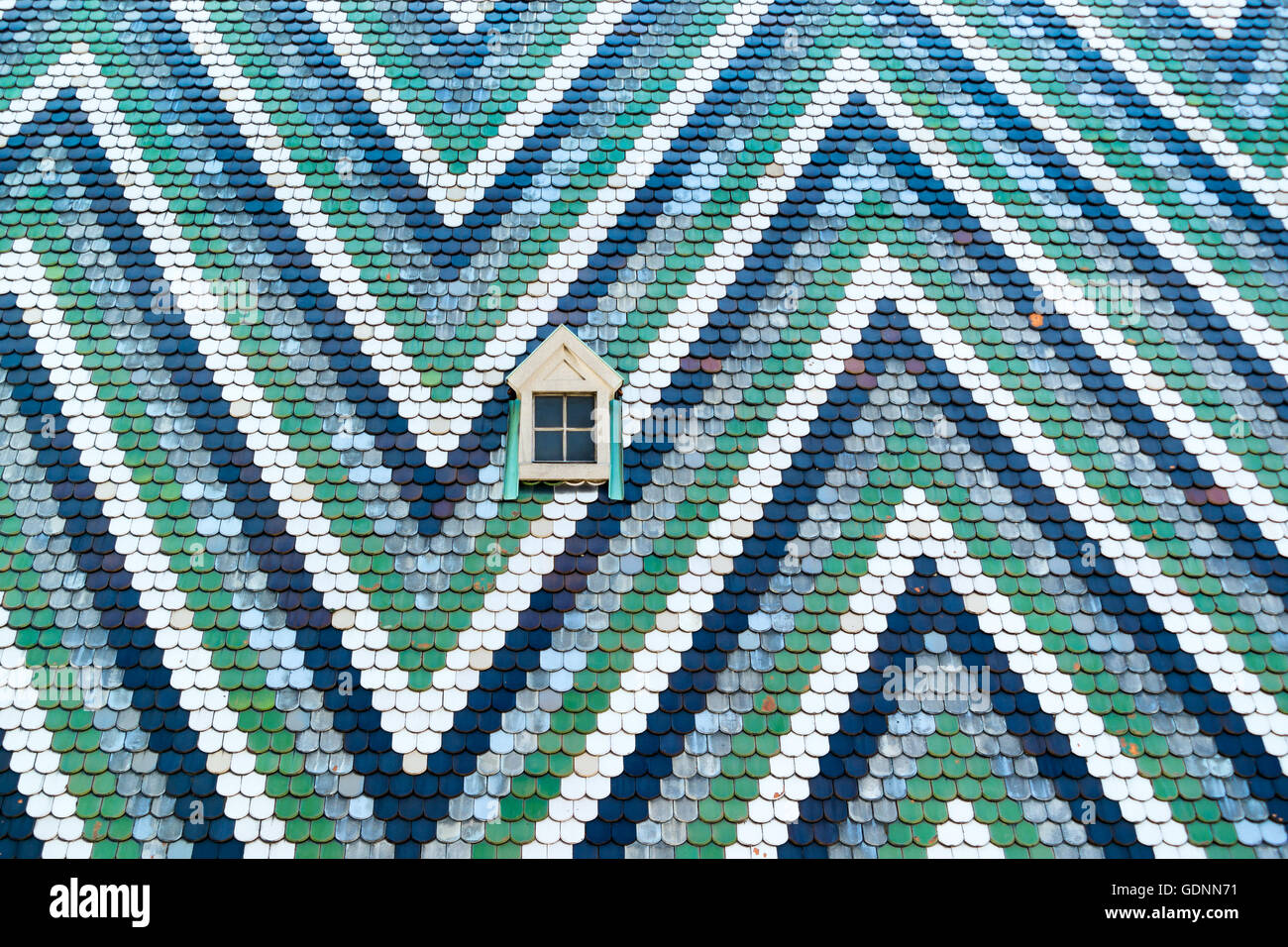 Fenster und Mosaik aus bunten Fliesen auf Dach von Stephansdom, dem Stephansdom im Zentrum der Stadt Wien, Österreich Stockfoto