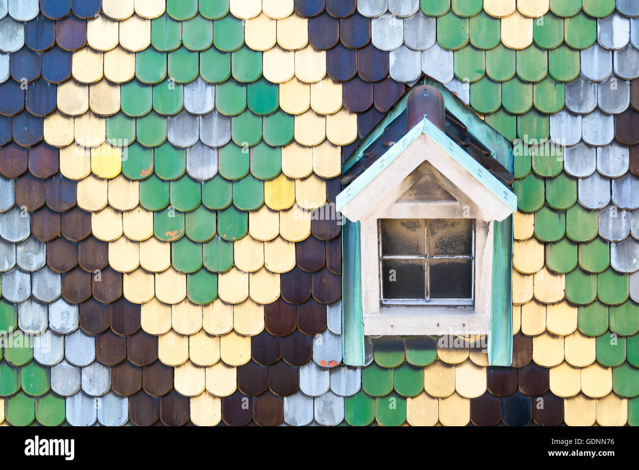 Fenster und Mosaik aus bunten Fliesen auf Dach von Stephansdom, dem Stephansdom im Zentrum der Stadt Wien, Österreich Stockfoto