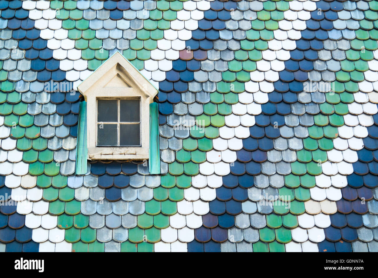 Fenster und Mosaik aus bunten Fliesen auf Dach von Stephansdom, dem Stephansdom im Zentrum der Stadt Wien, Österreich Stockfoto