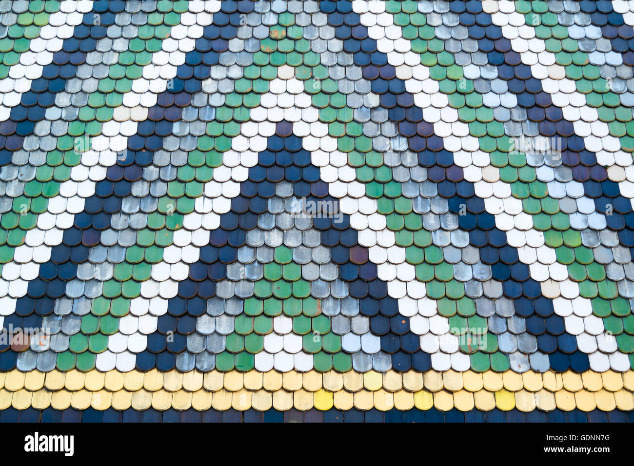 Mosaik aus bunten Fliesen auf Dach von Stephansdom, dem Stephansdom im Zentrum der Stadt Wien, Österreich Stockfoto