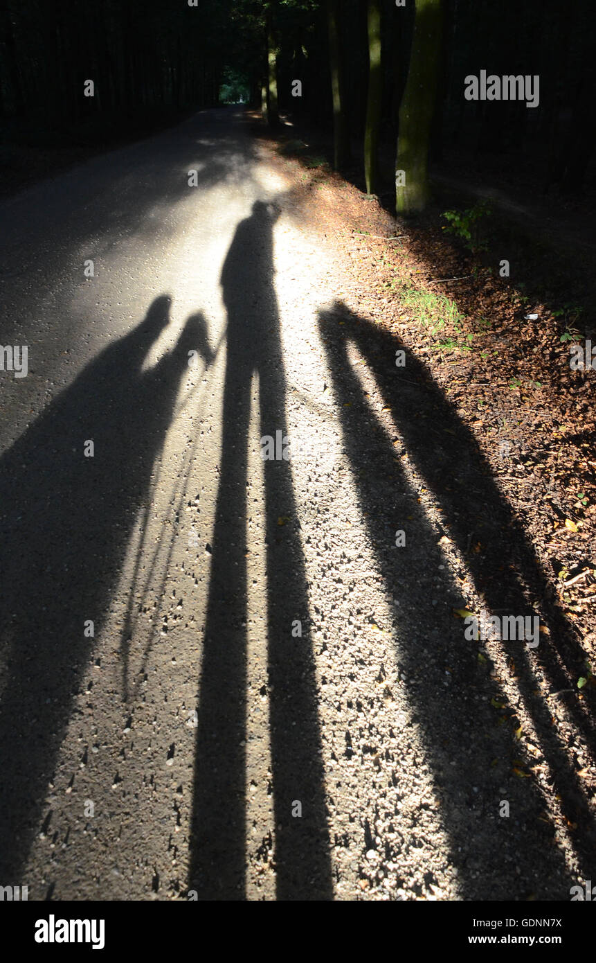 Selfie Porträt von unseren Schatten, eine menschliche und 4 große Hunde. Stockfoto