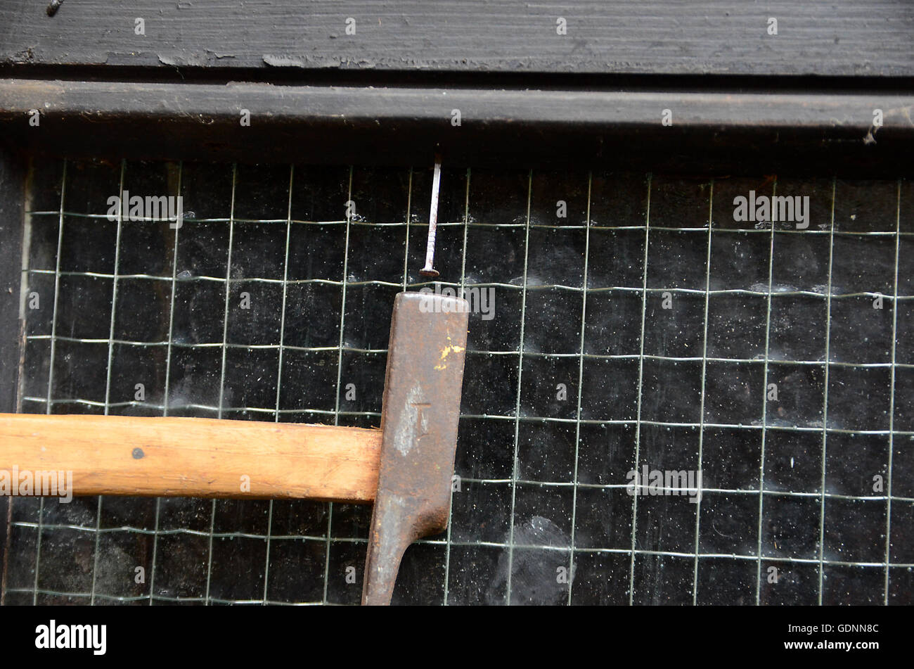 Hölzerne Liste in einem Fenster wird im Ort genagelt. Stockfoto