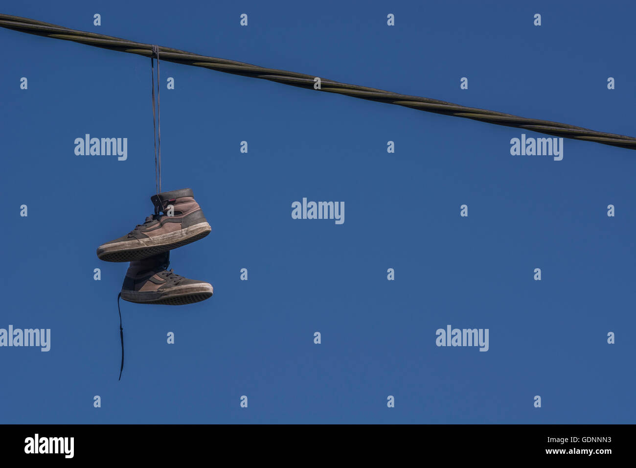 Stiefel hängenden Oberleitung - Vertretung der "territorialen" Konzept von Drogen, Drogenhandel Rasen, und damit verbundene sucht, gangland, Schuhputzmaschine werfen Stockfoto
