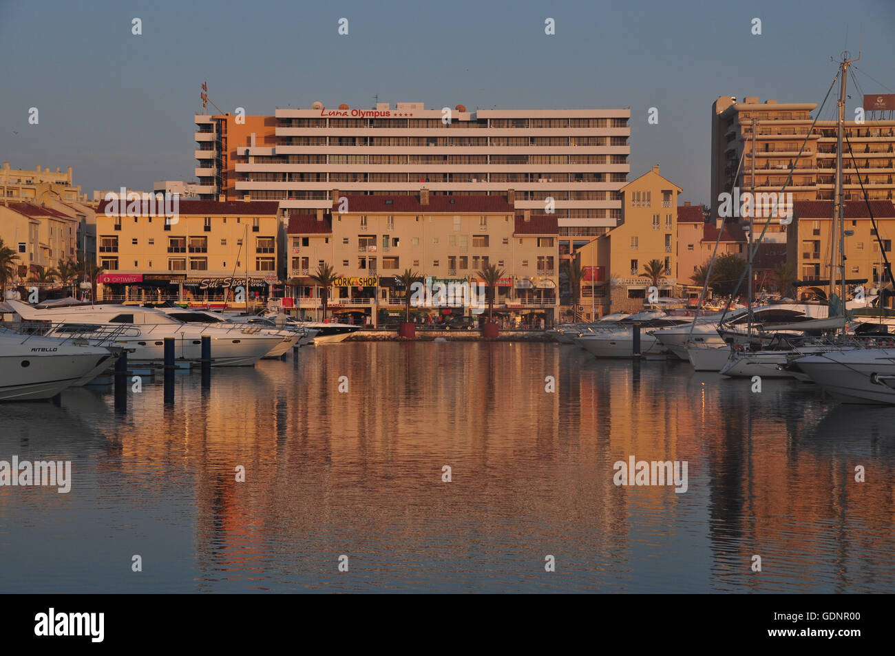 Exklusive Yachten angedockt in Vilamoura Marina, in der portugiesischen ...