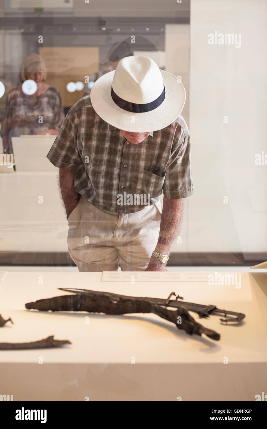 Madrid, Spanien - 11. Juli 2016: Ältester Mann mit Hut im nationalen archäologischen Museum von Madrid Stockfoto