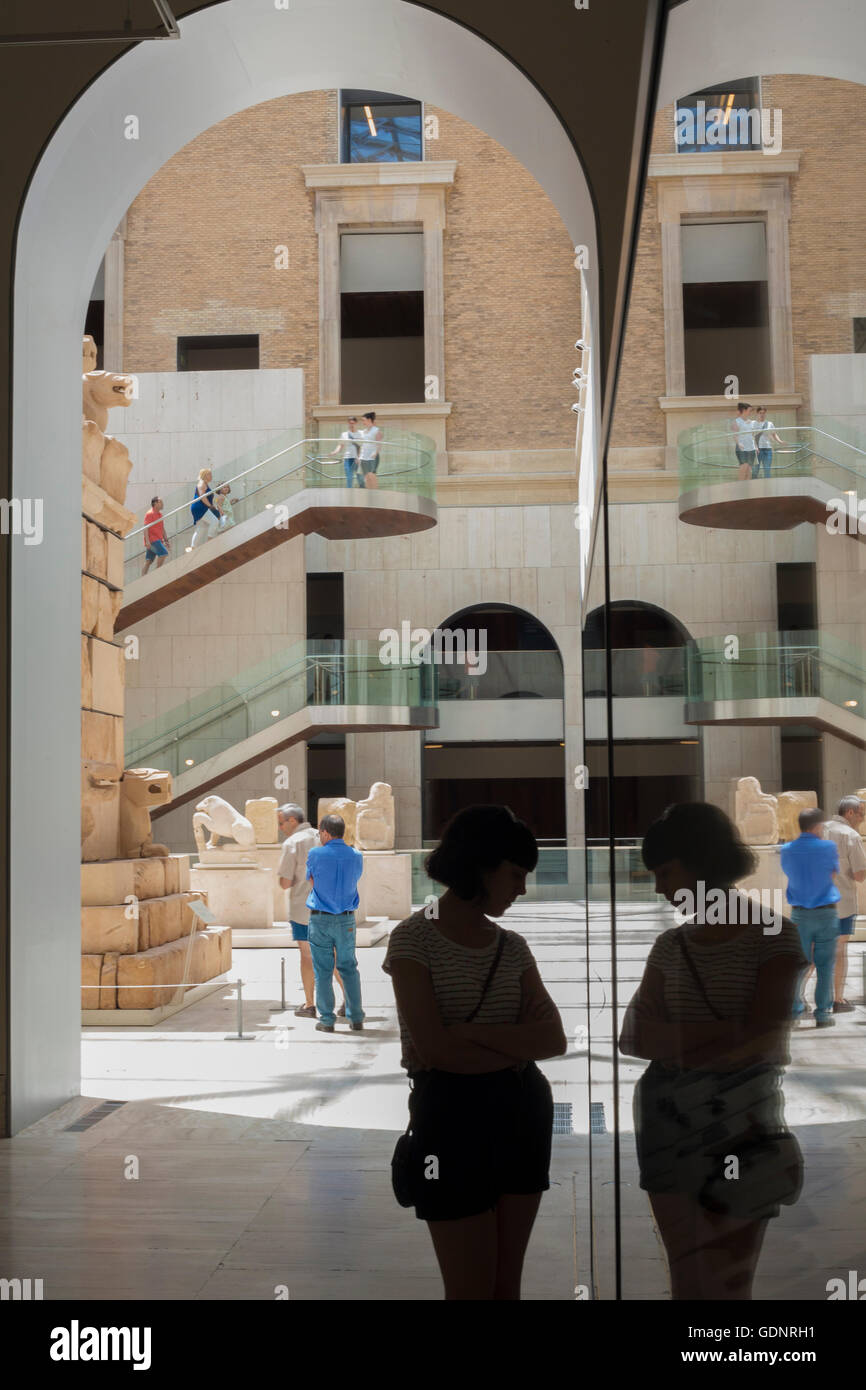 Madrid, Spanien - 11. Juli 2016: Besucher im nationalen archäologischen Museum von Madrid Stockfoto
