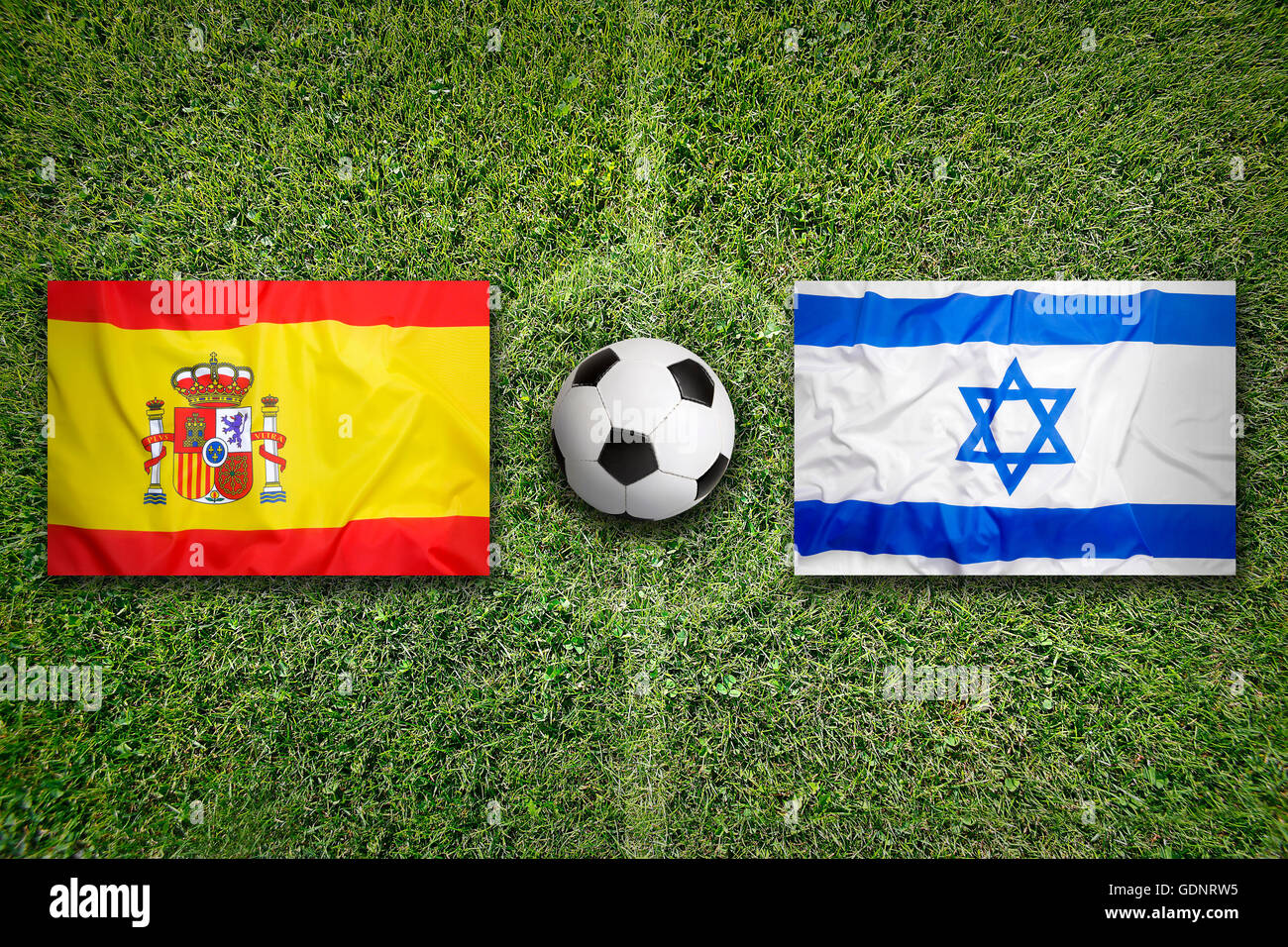 Spanien vs. Israel-Fahnen auf grüne Fußballplatz Stockfoto