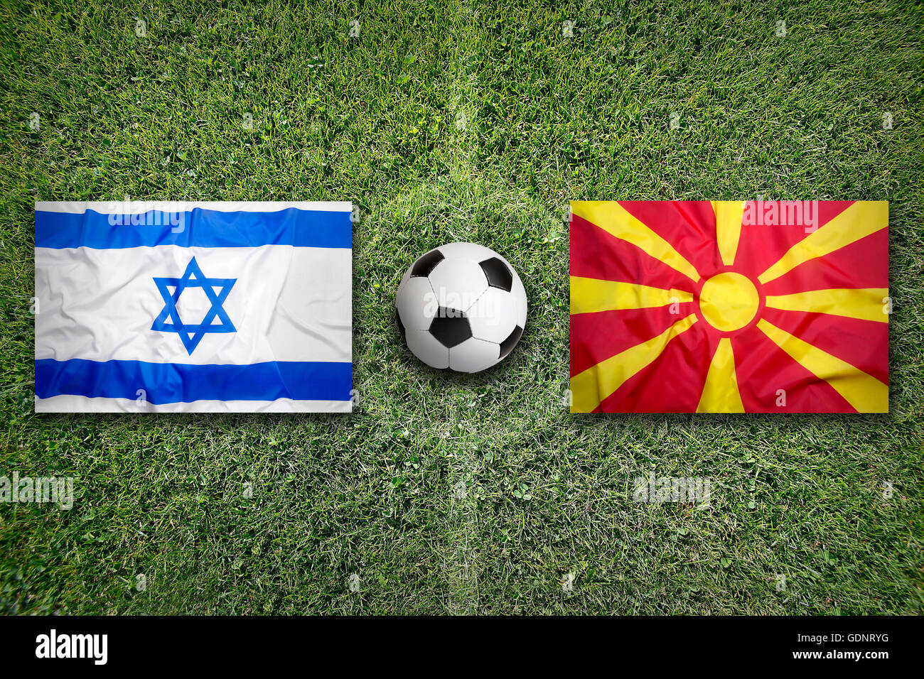 Israel vs. Mazedonien Fahnen auf grüne Fußballplatz Stockfoto