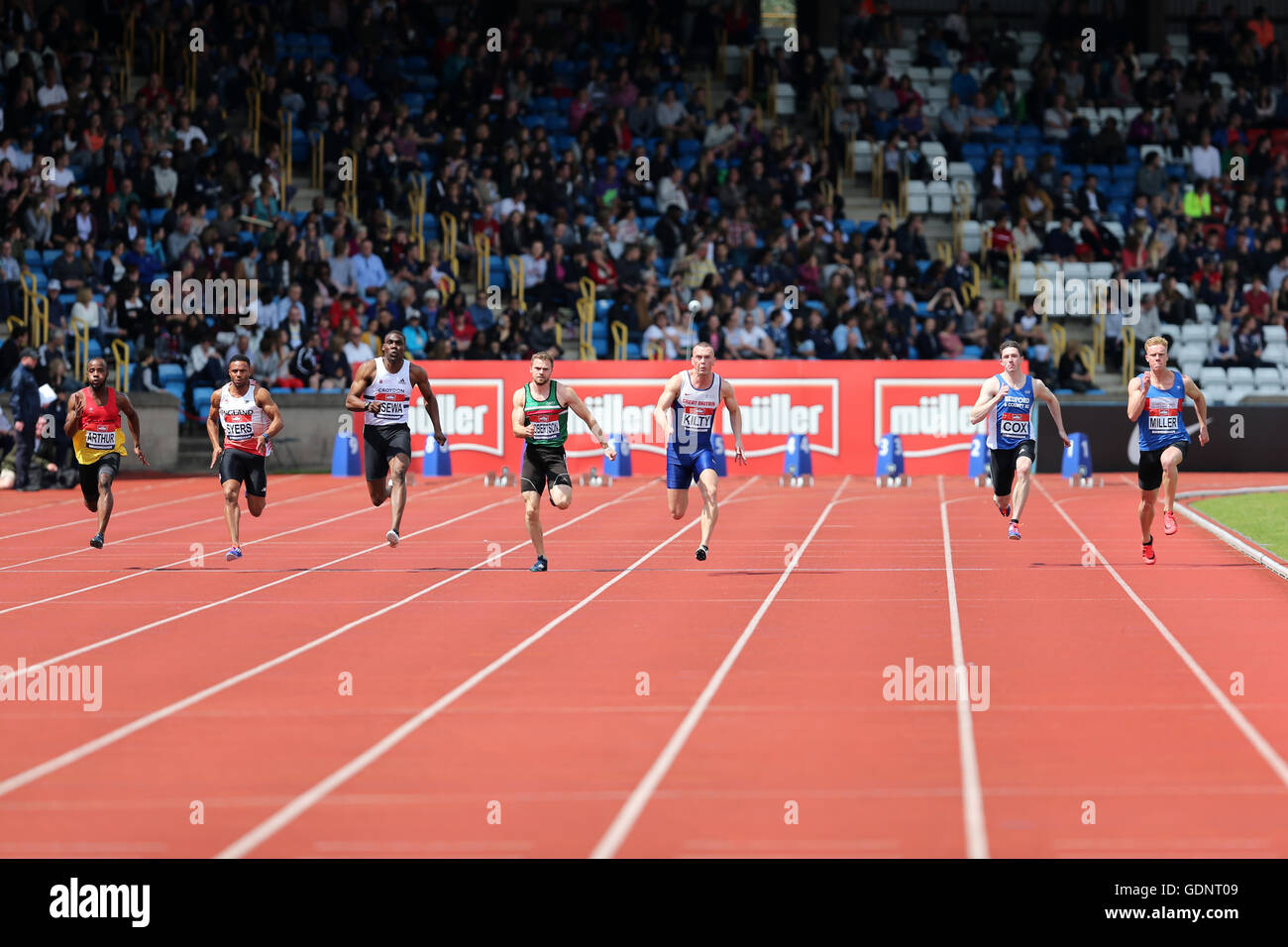 Sam MILLER, Josh COX, Richard KILTY, Andrew ROBERTSON, Sam OSEWA, Aidan SYERS & Reuben ARTHUR in die Männer 100m Halbfinale 3, 2016 British Championships, Alexander Stadium Birmingham UK ausgeführt. Stockfoto