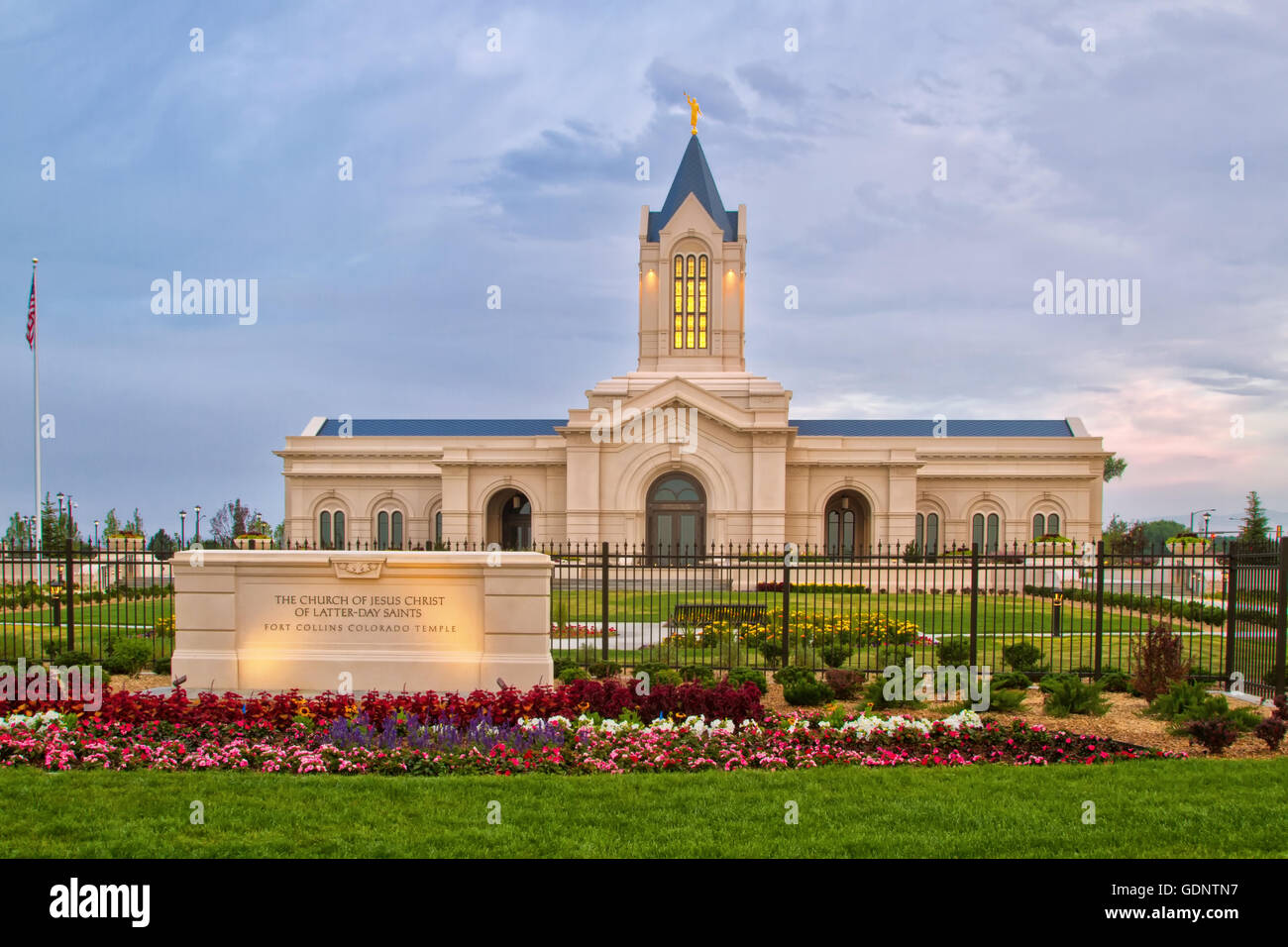 Fort Collins Colorado Tempel bei Sonnenaufgang an einem bewölkten Tag. Die Kirche Jesu Christi der Heiligen der letzten Tage heiligen Tempel in Fort Coll Stockfoto