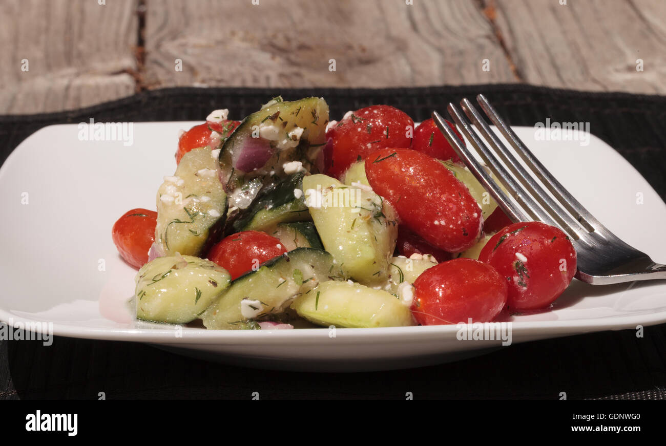 Gurken, Tomaten, Feta-Käse und Dill Salat mit einer Vinaigrette ...