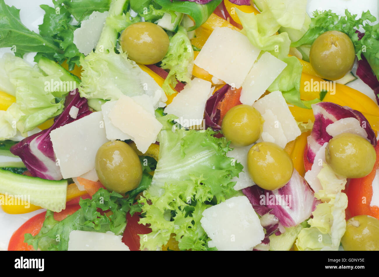 gesundes Gemüse-Salat mit Kopfsalat, Paprika und Oliven, Stockfoto