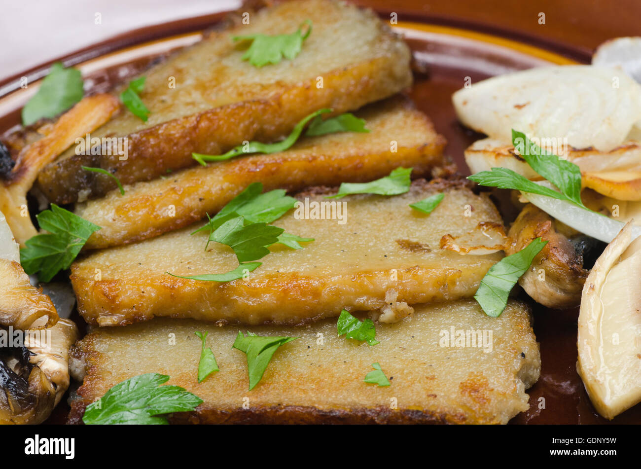 Scheiben von Kartoffel-Kuchen auf Teller Stockfoto