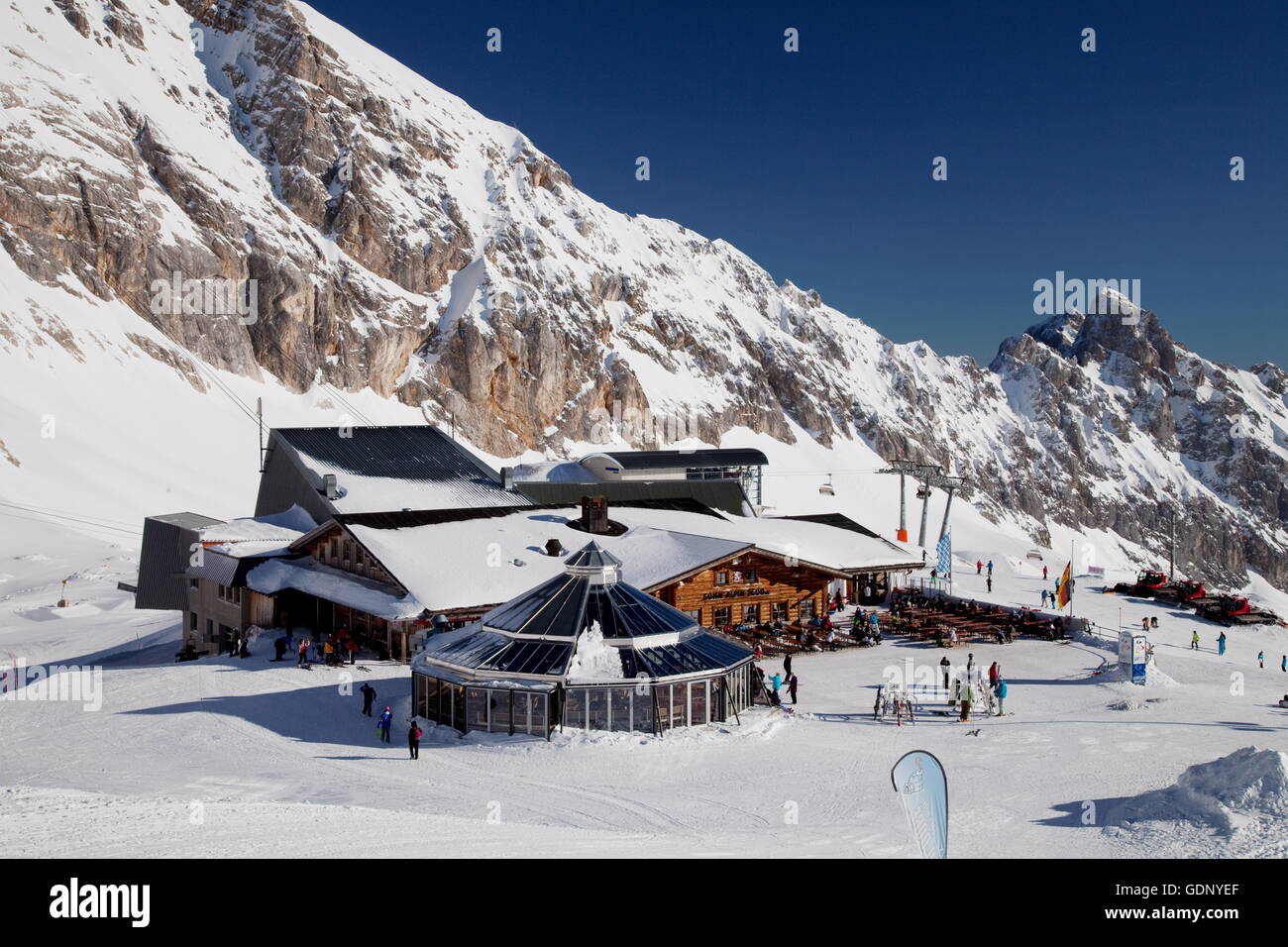 Geographie/Reisen, Deutschland, Bayern, Zugspitze - Zugspitzplatt, Sonn Alpin (2600 m), Restaurant, Additional-Rights - Clearance-Info - Not-Available Stockfoto