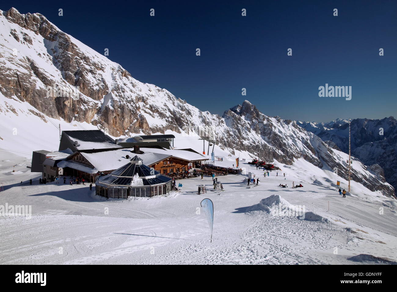 Geographie/Reisen, Deutschland, Bayern, Zugspitze - Zugspitzplatt, Sonn Alpin (2600 m), Restaurant, Additional-Rights - Clearance-Info - Not-Available Stockfoto
