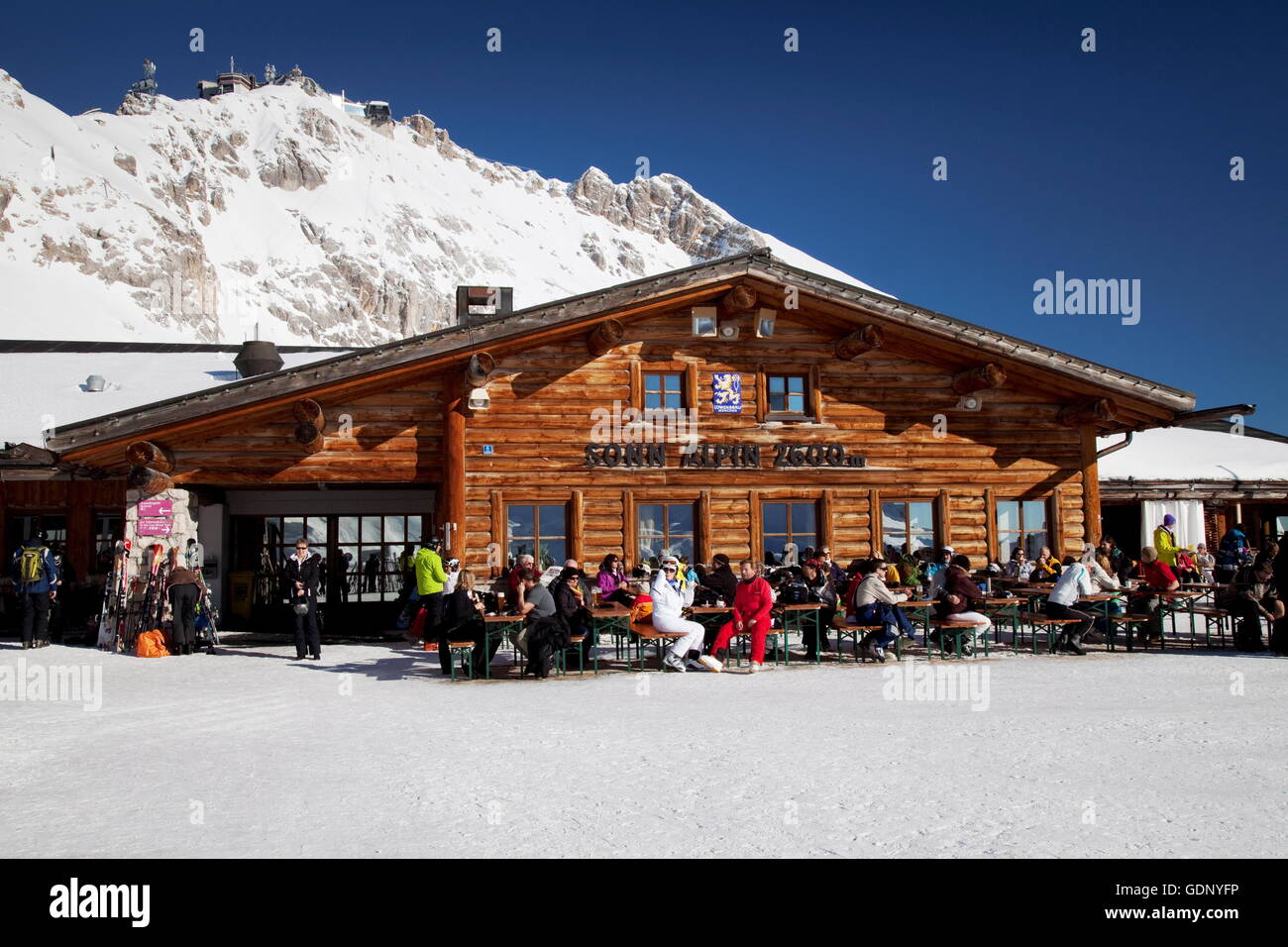 Geographie/Reisen, Deutschland, Bayern, Zugspitze - Zugspitzplatt, Sonn Alpin (2600 m), Restaurant, Additional-Rights - Clearance-Info - Not-Available Stockfoto