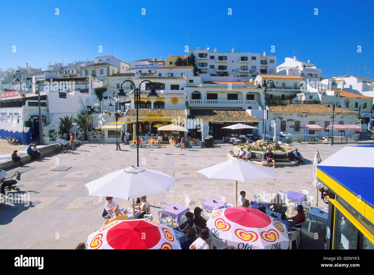Geographie/Reisen, Portugal, Carvoeiro, Street Café am Hauptplatz, Additional-Rights - Clearance-Info - Not-Available Stockfoto