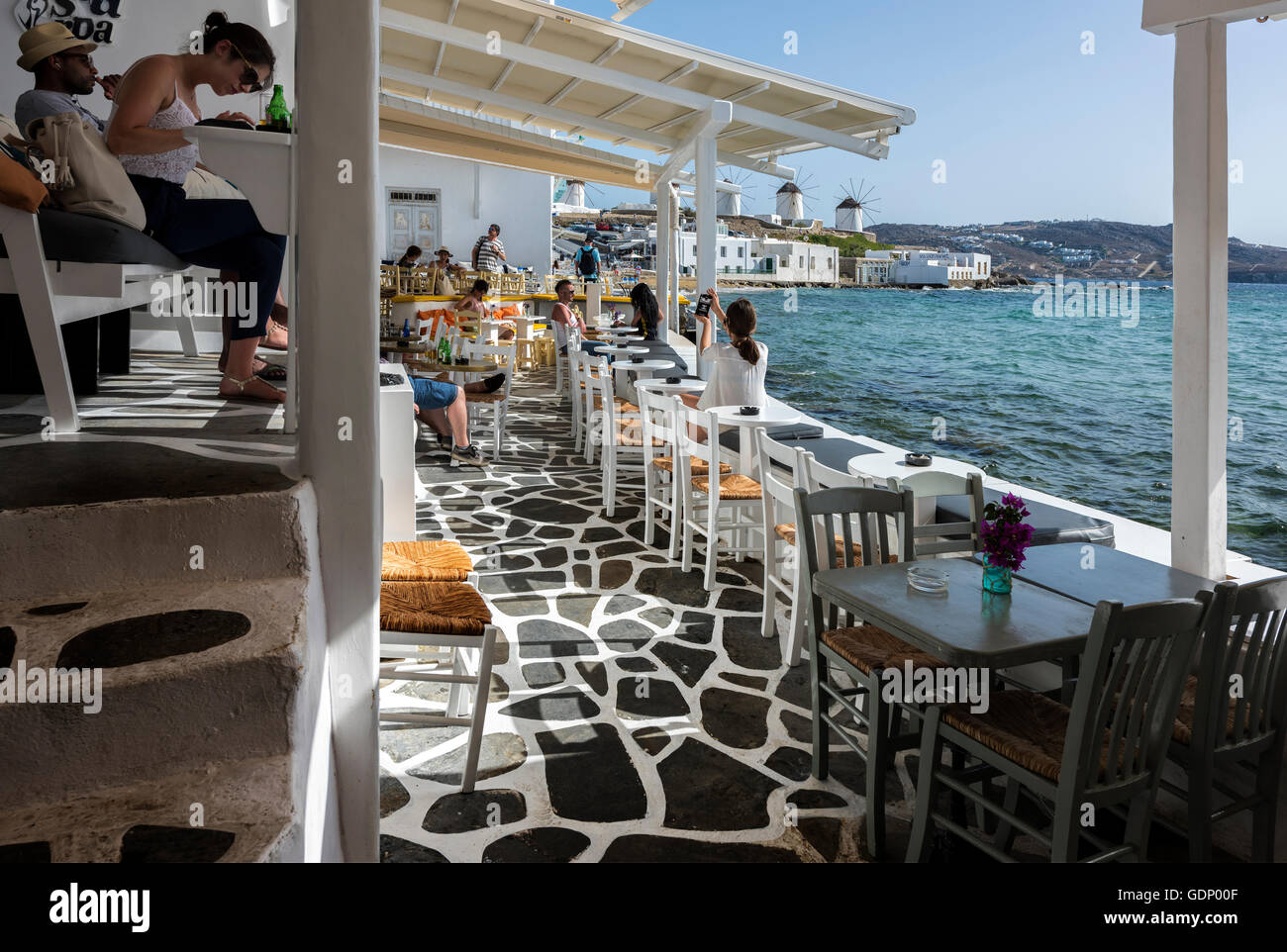 Eine Taverne in Mykonos-Stadt. Stockfoto