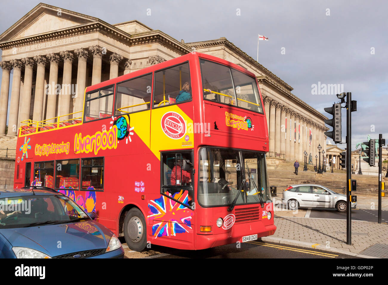 Liverpool öffnen touristischen Top-Doppeldecker-Bus vor der St. Georg Halle. Merseyside. Nordwestengland. Stockfoto