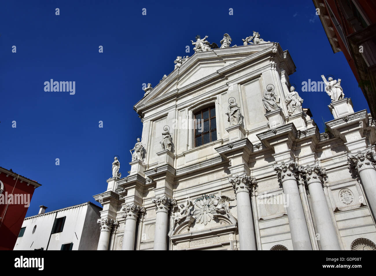 Schöne barocke Fassade mit Heiligen und Apostel der Jesuiten-Kirche Santa Maria Assunta in Venedig (18. Jahrhundert) Stockfoto