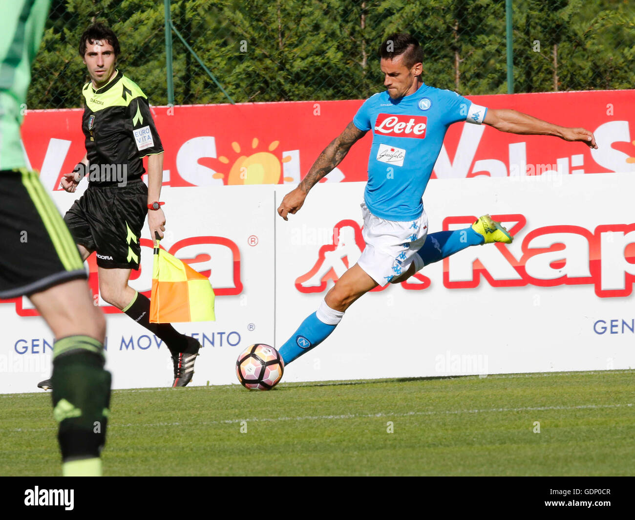 Dimaro Folgarida, Italien. 18. Juli 2016. Vorsaison freundliche Fußballspiel zwischen SSC Napoli und Ananue in Dimaro Stadion in der Nähe von Trient. © Ciro De Luca/Pacific Press/Alamy Live-Nachrichten Stockfoto