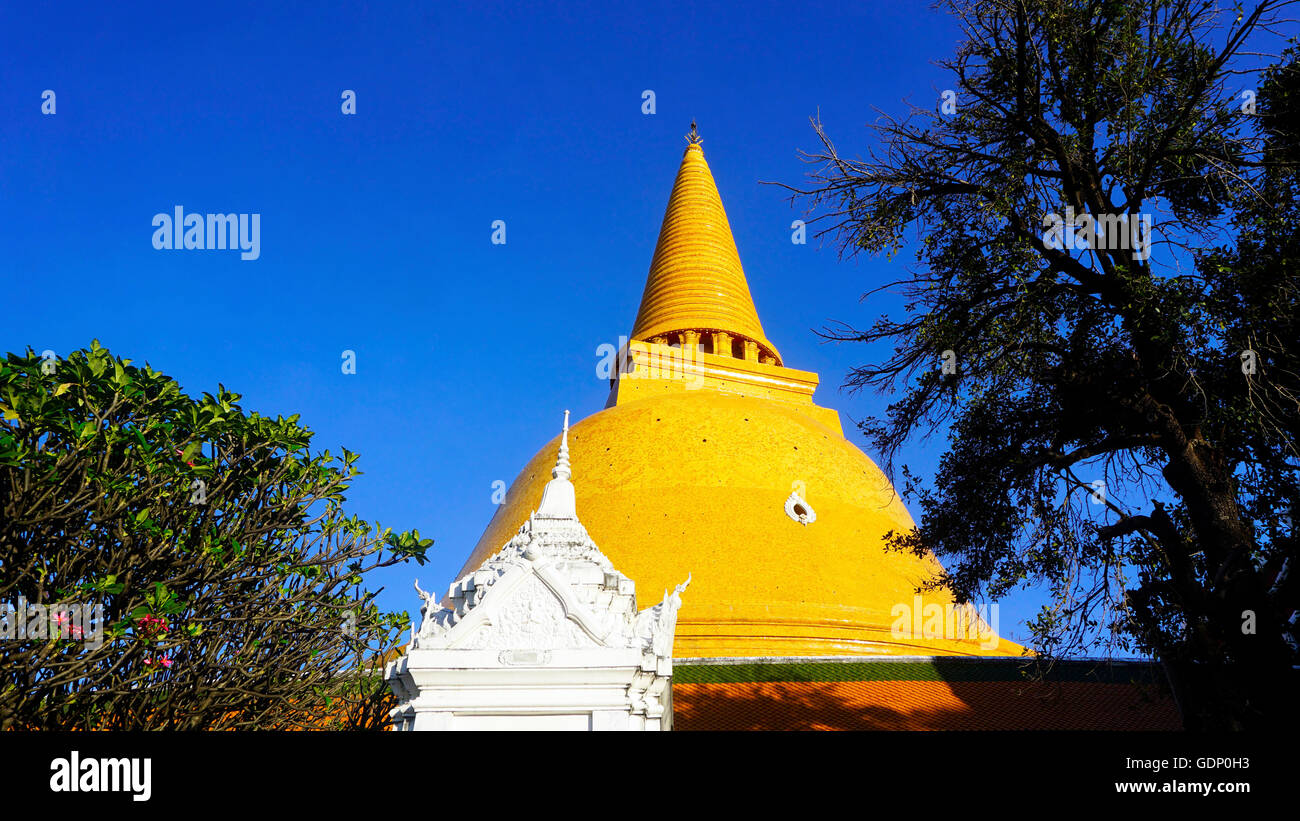 Prapathom Chedi Pagode mit blauem Himmel in Nakorn Pathom, Thailand Stockfoto