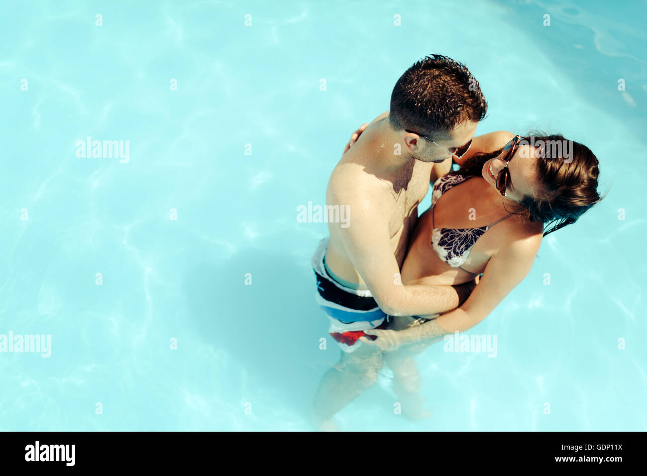 Romantisch zu zweit genießen Sommerurlaub in pool Stockfoto