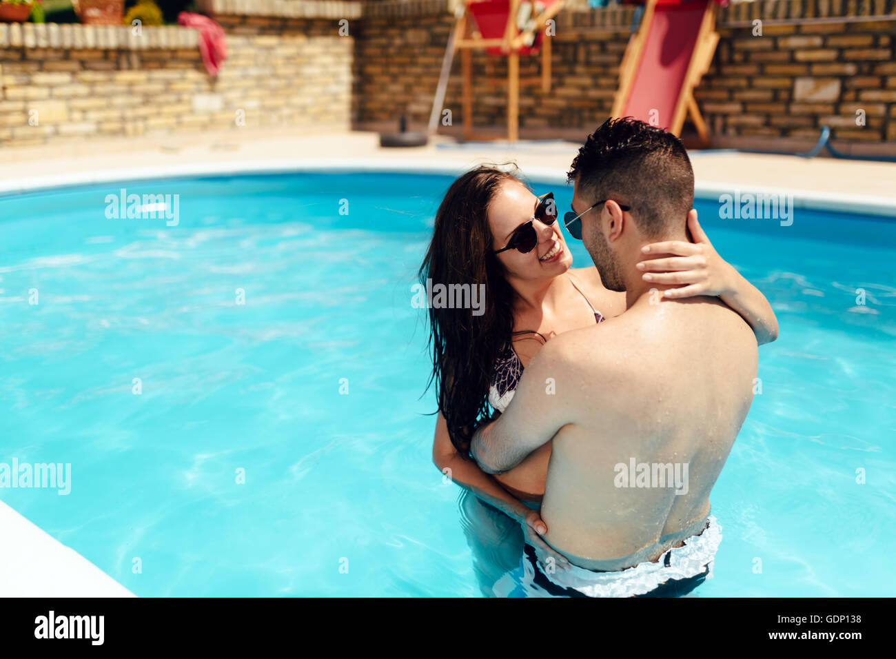 Romantisch zu zweit genießen Sommerurlaub in pool Stockfoto