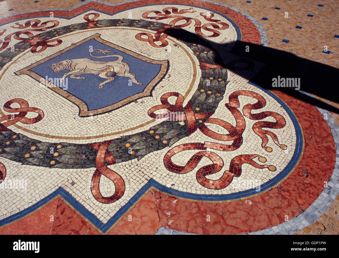 Italien, Lombardei, Mailand, Stier Fliesenboden von Vittorio Emanuele II Shopping Galerie Stockfoto